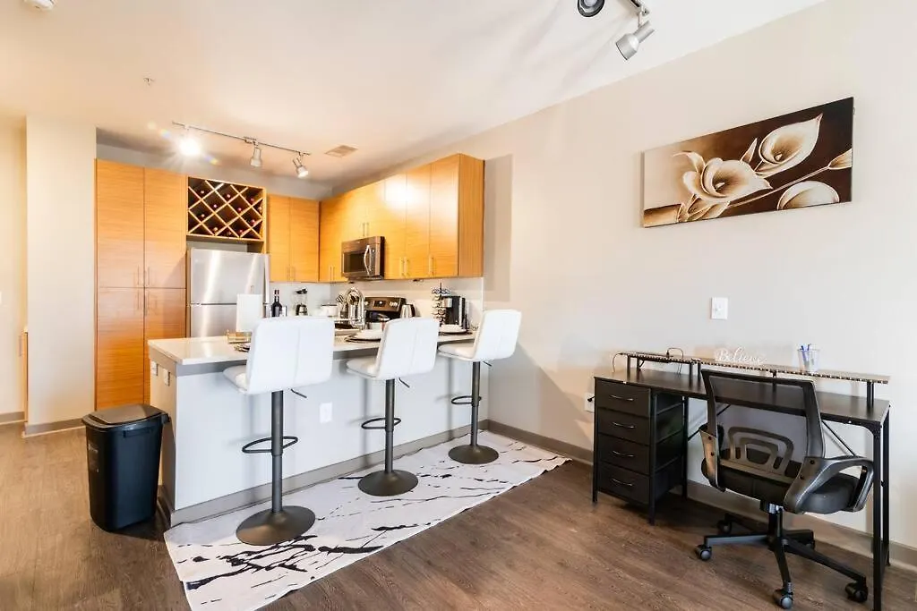 Charming Uptown Studio With, Pool, Bar, Shops Charlotte